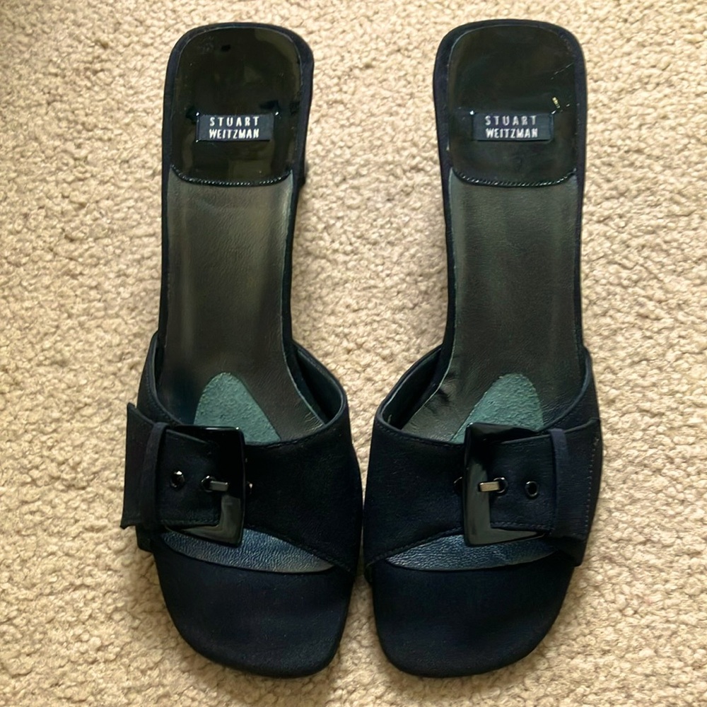 NWT VINTAGE Stuart Weitzman black crepe buckle slides. 7m.